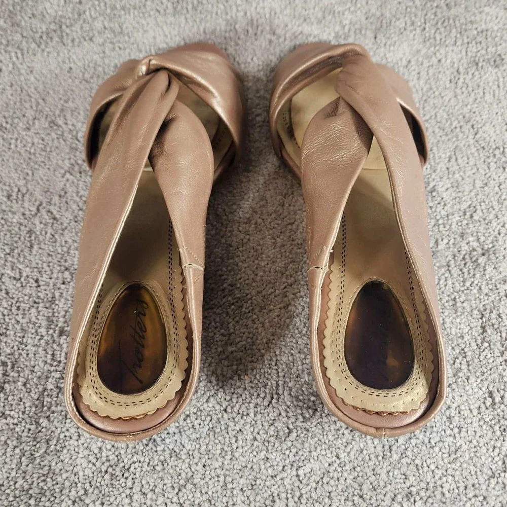 Trotters Cameron Sandals Gold Metallic Twisted Leather Wedge Women‎ Size 8N